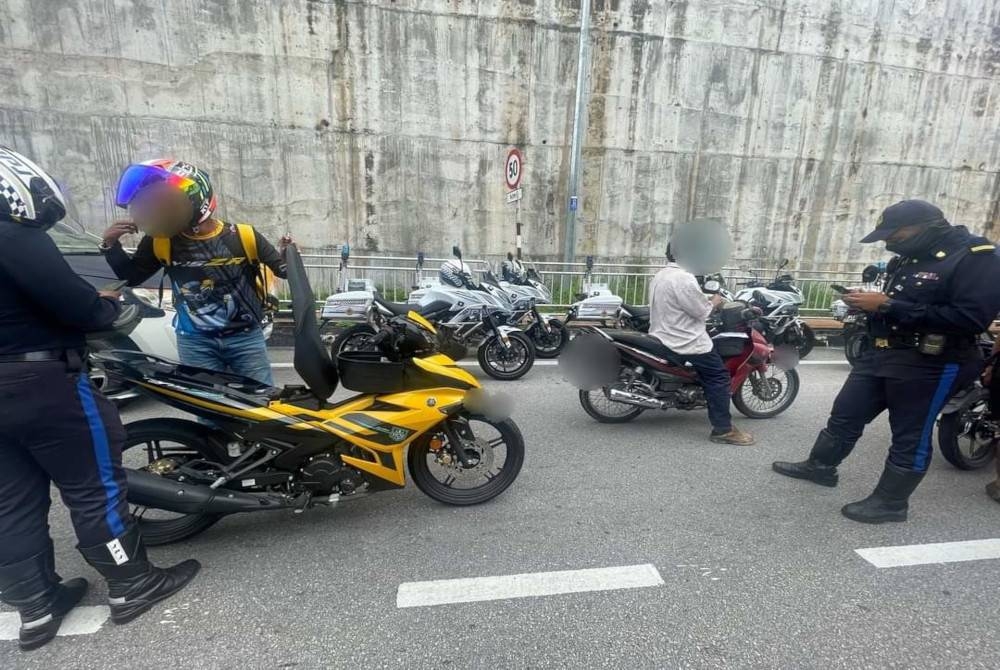 Anggota JPJ sedang melakukan pemeriksaan motosikal menerusi Ops Merah yang berlangsung selama dua hari berakhir pada Rabu.