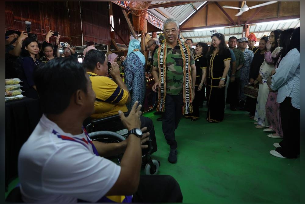 Al-Sultan Abdullah berkenan menyantuni masyarakat setempat ketika berangkat ke KDCA sempena Kembara Kenali Borneo pada Khamis. - Foto Bernama