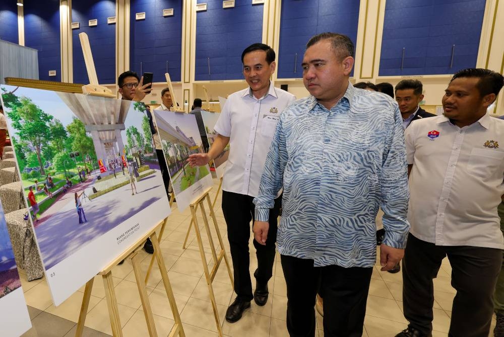 Anthony (dua dari kanan) melihat ruang pameran pada Majlis Menandatangani Memorandum Persefahaman antara Perbadanan Aset Keretapi (RAC), Majlis Perbandaran Kluang, SIPP-YTL JV dan Think City Sdn Bhd bagi pembinaan Kluang Heritage Railway Linear Park di Dewan Tunku Ibrahim Ismail pada Khamis. - Foto Bernama