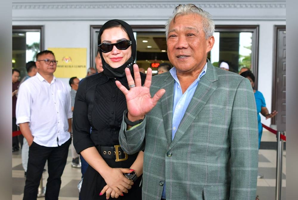 Bung Moktar dan Zizie Izette dilepas dan dibebaskan oleh Mahkamah Tinggi hari ini atas tiga pertuduhan rasuah berjumlah RM2.8 juta membabitkan pelaburan RM150 juta dalam unit amanah Public Mutual Berhad. - Foto Bernama