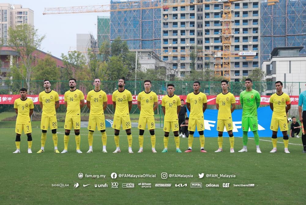 Skuad Harimau Malaya digambarkan oleh peminat beraksi di padang tepi jalan ketika menentang Syria dalam perlawanan persahabatan di Chengdu, China pada Rabu. - Foto Facebook FAM