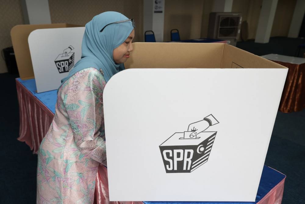 Kutipan undi pos pengundi Malaysia di Singapura bagi PRK Parlimen Pulai dan DUN Simpang Jeram kurang memberangsangkan. - Gambar hiasan Foto Bernama