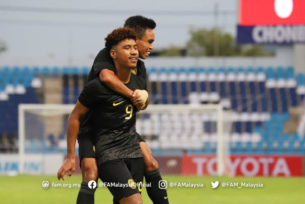 Aliff Izwan (depan) meraikan jaringannya bersama rakan sepasukannya di Stadium Choburi pada Rabu. - Foto FB FAM