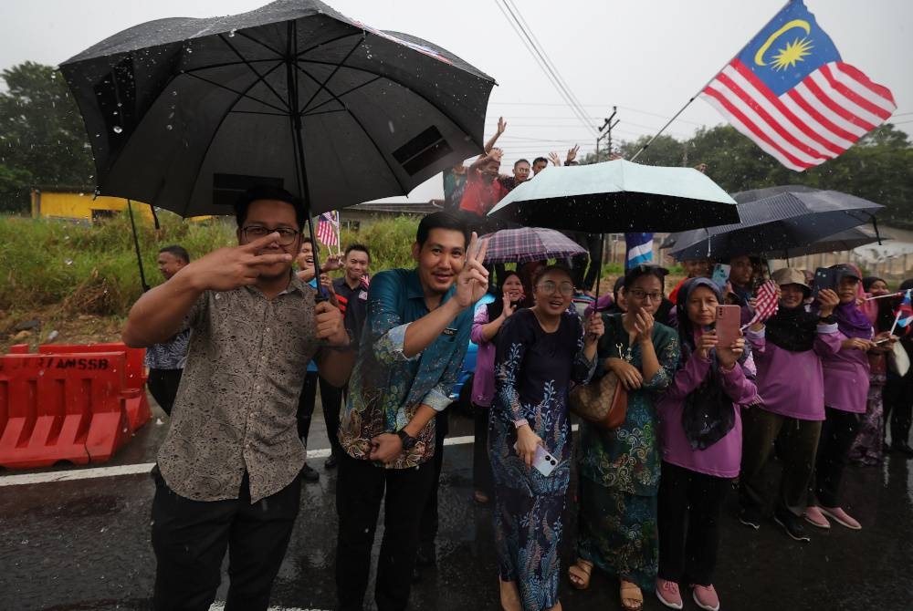 ‘Pesta lambaian’ meraikan keberangkatan tiba Al-Sultan Abdullah dan Tunku Azizah tetap meriah meskipun hujan lebat. - Foto Bernama