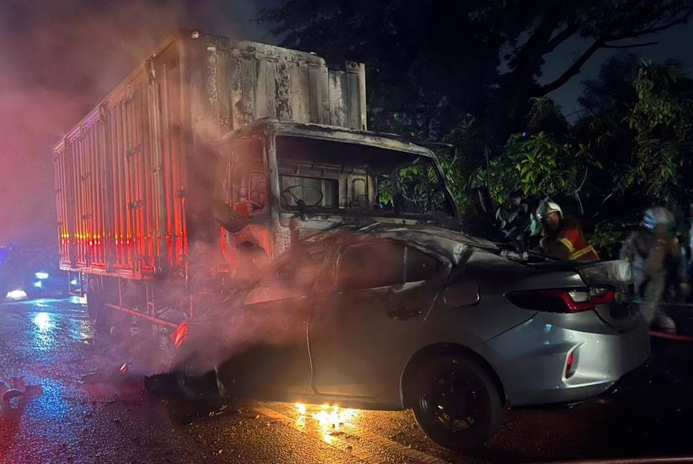 Sepasang suami isteri maut selepas kereta dinaiki dipercayai hilang kawalan dan bertembung dengan lori dalam kejadian di Jalan Kuala Garing, Rawang pada Khamis. - Foto JBPM Selangor