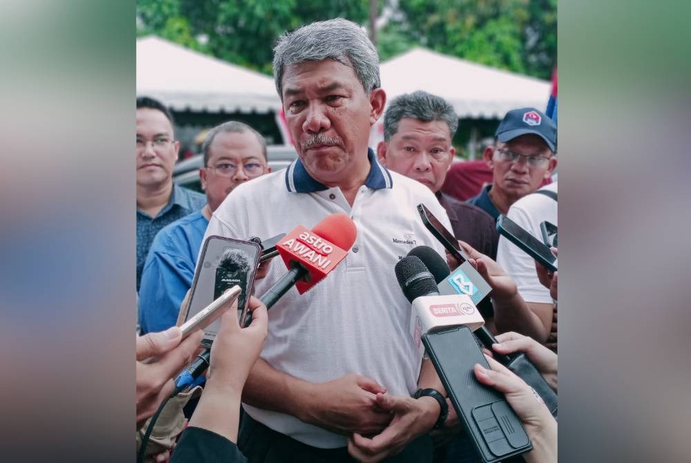 Mohamad bercakap kepada pemberita selepas program bersama penduduk setempat di Taman Seri Jeram, Batu 4, Bakri, Muar pada Khamis.