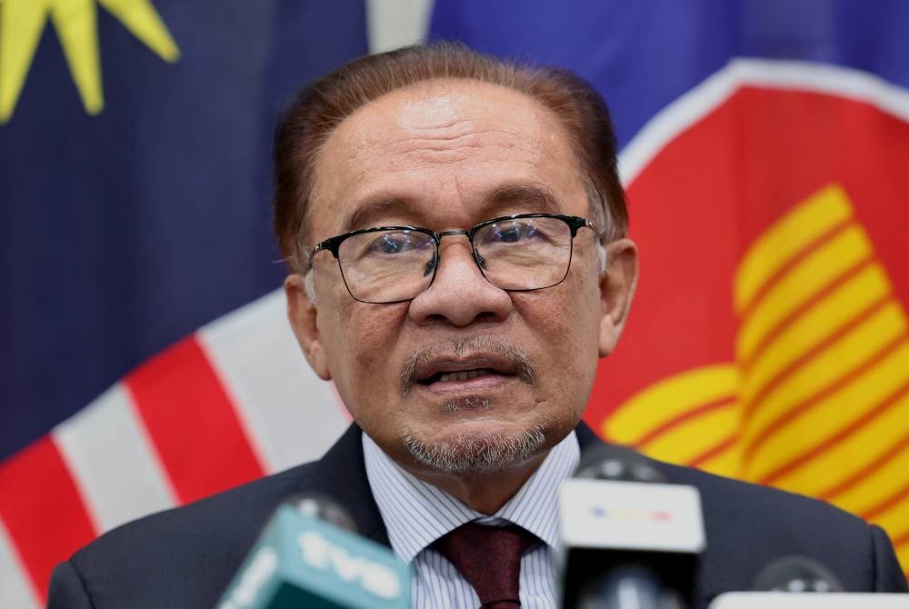 Anwar mengadakan sidang media khas bersama media Malaysia selepas Sidang Kemuncak ASEAN Ke-43 dan Sidang-Sidang Kemuncak Berkaitan melabuhkan tirainya di Pusat Kovensyen Jakarta (JCC) pada Khamis. - Foto Bernama