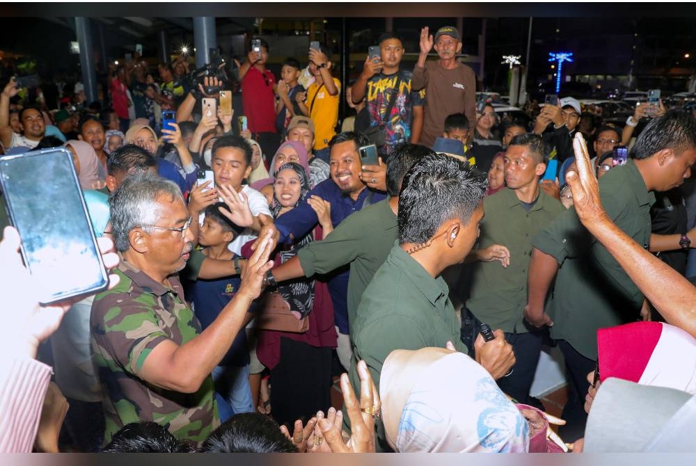 Perjalanan Kembara Kenali Borneo Al-Sultan Abdullah dan Tunku Azizah mencecah hampir 1,000 kilometer apabila tiba di Lawas, bandar paling utara di Sarawak, malam Khamis. - Foto Bernama