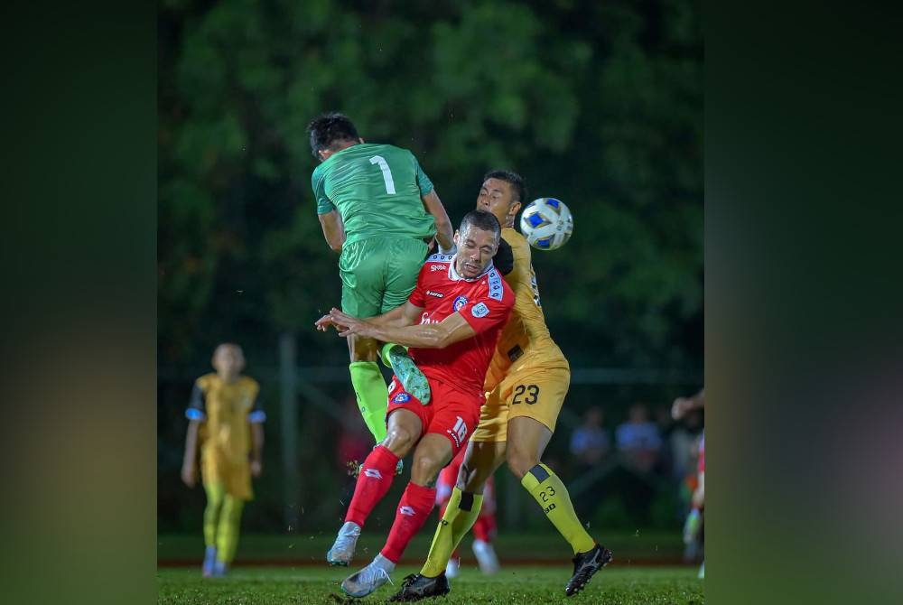 Pemain Sabah diasak pemain Brunei dalam perlawanan di Kompleks Sukan Hassanal Bolkiah, Brunei. - Foto Sabah FC