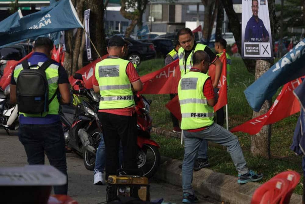 Anggota polis sentiasa berkawal dengan mengikuti setiap kempen calon yang bertanding bagi memastikan keselamatan calon, persekitaran yang selamat dan kelancaran aliran trafik. - Foto Bernama