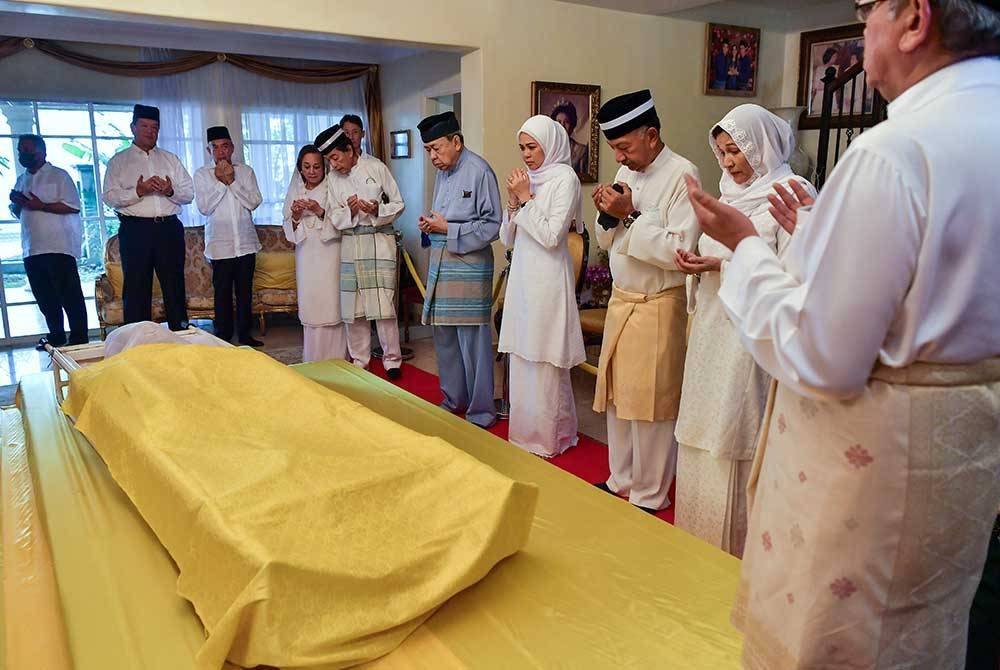 Sultan Selangor Sultan Sharafuddin Idris Shah (lima dari kanan) berkenan menziarahi jenazah Tunku Ampuan Najihah Almarhum Tunku Besar Burhanuddin di Istana Nurul Jannah pada Jumaat. - Foto: Bernama