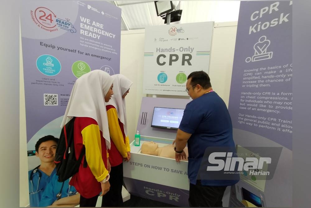 Dr Zulkarnain (kanan) menunjukkan teknik CPR yang betul kepada pelajar Sekolah Menengah Kebangsaan Bandar Tasik Kesuma, Hulu Langat, Selangor.