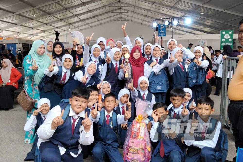 Peserta dari SK Bangi meraikan kemenangan muncul juara pertandingan Bicara Berirama di Karnival Pendidikan Sinar Bestari pada Jumaat.