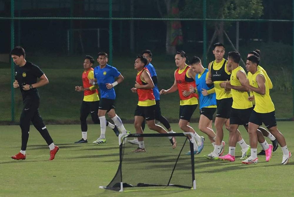 Pemain Harimau Malaya menjalani latihan sebelum perlawanan menentang China pada Sabtu. - Foto FAM