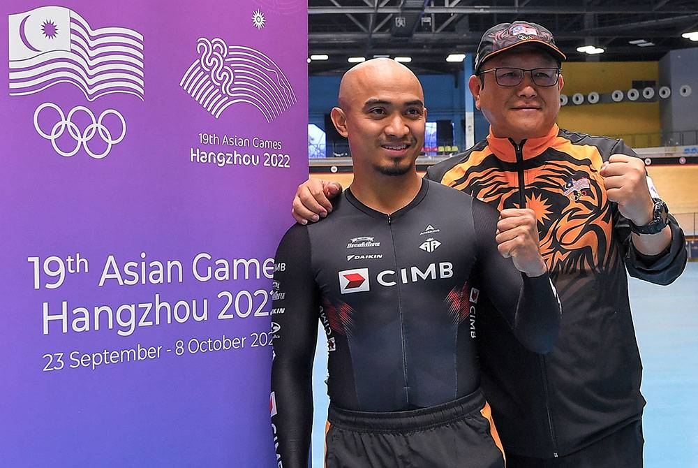 Ketua Kontinjen (CDM) Malaysia ke Sukan Asia Hangzhou 2022, Datuk Chong Kim Fatt bergambar bersama pelumba basikal trek negara Datuk Mohd Azizulhasni Awang selepas meninjau persiapan skuad basikal trek di Velodrom Nasional, pada Jumaat. - Foto Bernama