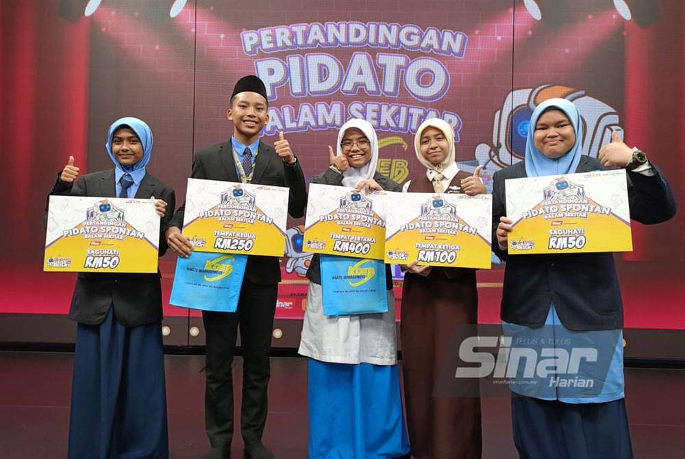 Muhd Irfan Daniel Irwan (dua dari kiri), Wan Nur Marhanna Meor Mohd Ismail (tengah) dan Wan Zulaikha Ariesya Zulkifle selepas Pertandingan Pidato Alam Sekitar di Studio My #QuranTime pada Jumaat.