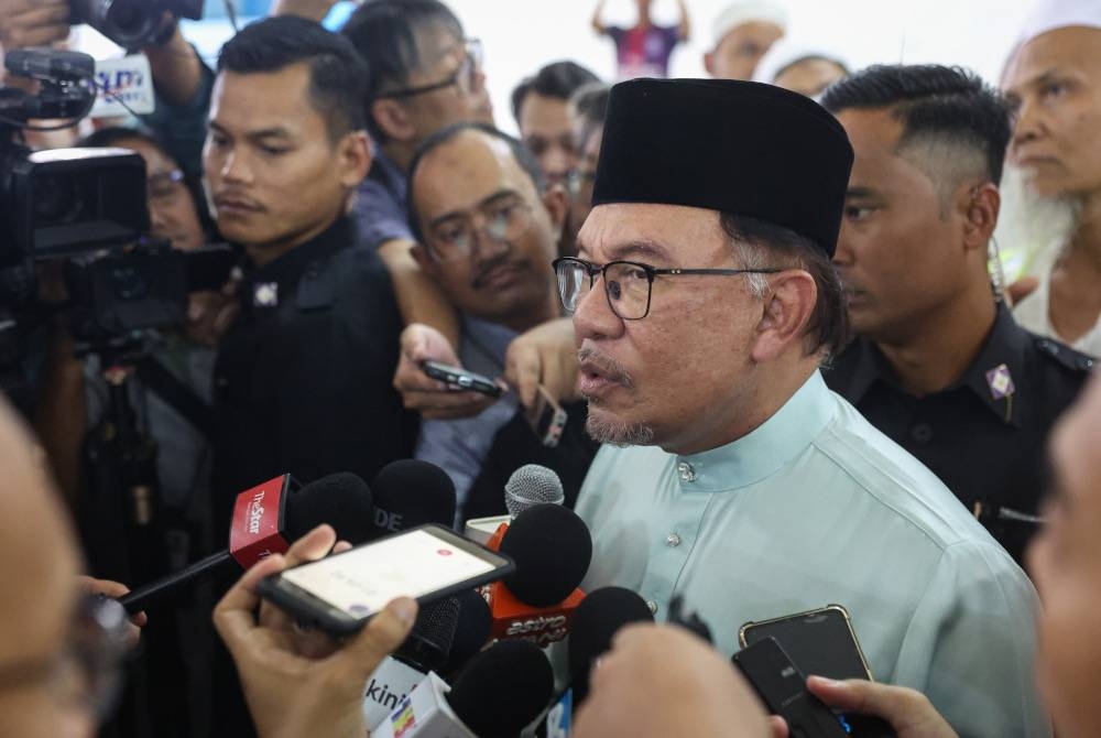 Anwar bercakap kepada pemberita selepas menunaikan solat Jumaat di Masjid Jamek Seri Petaling, pada Jumaat. - Foto Bernama