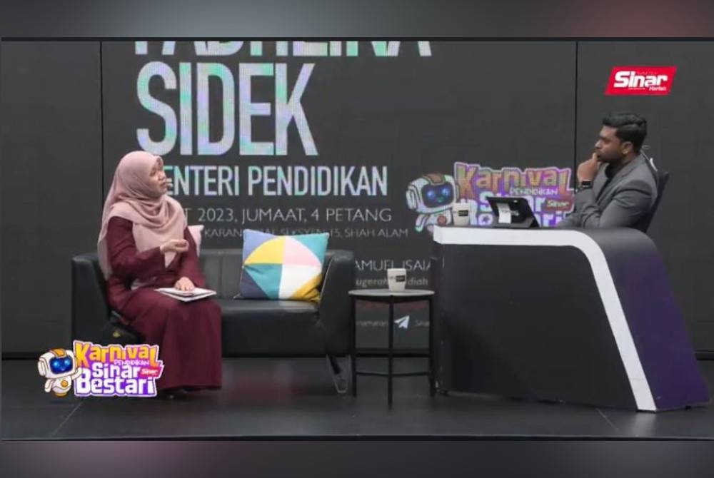 Fadhlina ketika program Town Hall Rakyat Bersama Fadhlina Sidek sempena Karnival Pendidikan Sinar Bestari di Kumpulan Karangkraf.