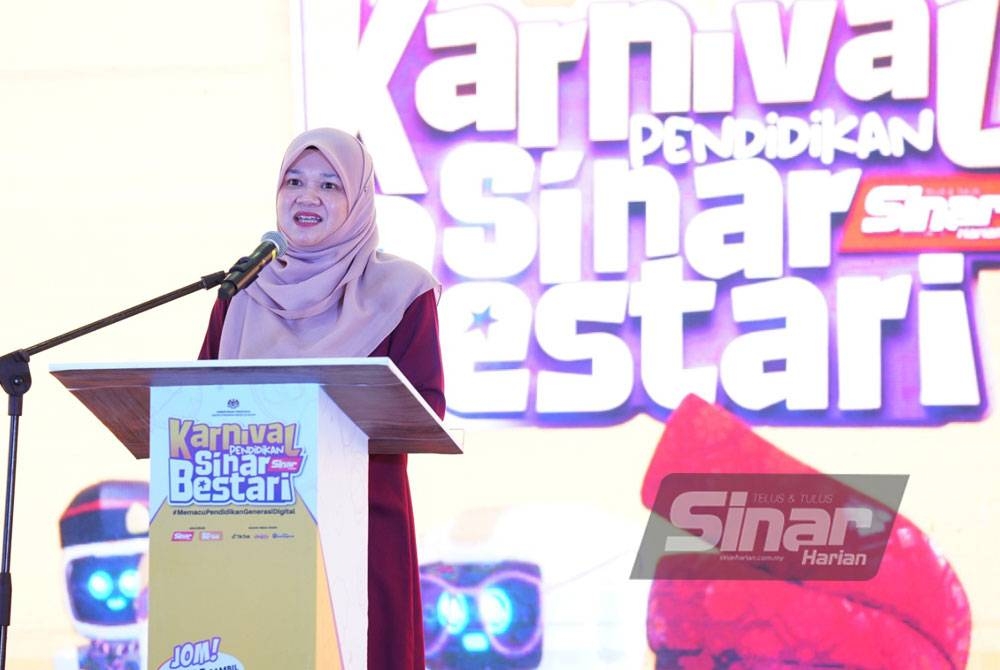 Fadhlina ketika ucapan perasmian Karnival Pendidikan Sinar Bestari di Shah Alam pada Jumaat.