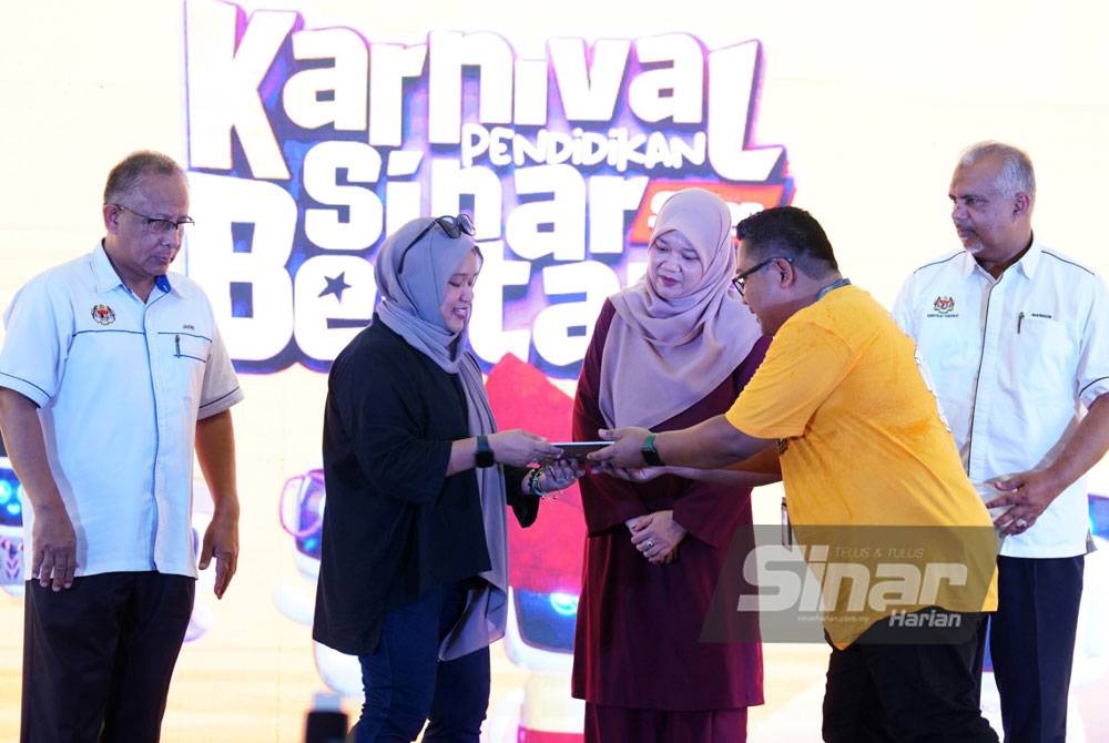 Farah (dua dari kiri) dan Fadhlina (tengah) ketika perasmian Karnival Pendidikan Sinar Bestari (KPSB) di Kompleks Kumpulan Karangkraf, di Shah Alam, pada Jumaat.