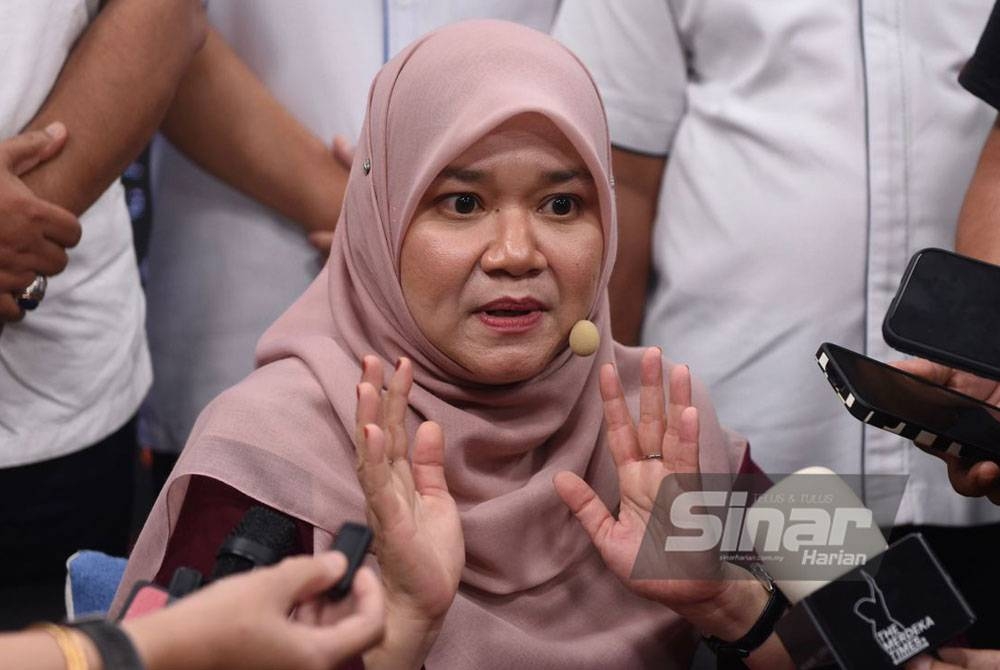 Fadhlina pada sidang media Program Town Hall Rakyat bersama Menteri Pendidikan pada Jumaat. - Foto SINAR HARIAN / MOHD RAFIQ REDZUAN HAMZAH