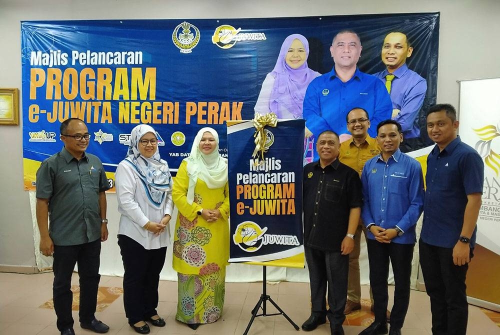 Saarani (empat dari kiri) ketika menyempurnakan Majlis Pelancaran Program E-Juwita Negeri Perak di Dewan Orang Ramai Kampung Raban pada Jumaat.