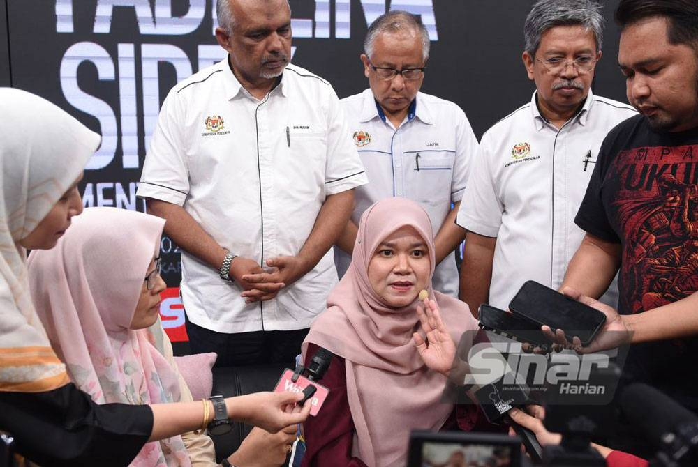 Fadhlina (duduk tengah) bercakap kepada pemberita selepas sesi Town Hall Sinar Harian bersama Menteri Pendidikan pada Jumaat. - Foto: SINAR HARIAN/ MOHD RAFIQ REDZUAN HAMZAH