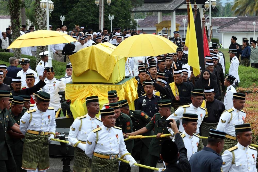 Anggota ATM dan PDRM mengiringi jenazah bekas Tunku Ampuan Negeri Sembilan Tunku Ampuan Najihah Almarhum Tunku Besar Burhanuddin yang mangkat, dari Istana Sri Menanti Kuala Pilah untuk dikebumikan di Makam Diraja Seri Menanti, pada Jumaat. - Foto Bernama