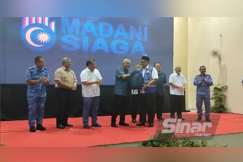 Ahmad Zahid (empat dari kanan) pada program Madani Siaga di PPR Melana pada Jumaat.