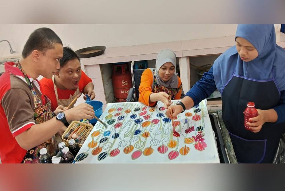 Warga PPDK Merbok menyiapkan batik Chempaka yang kini mula dikenali ramai.