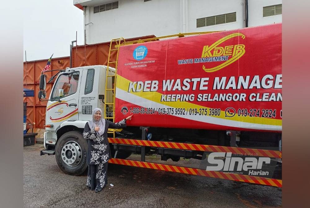 Mahfuzah bersama lori kompaktor KDEBWM yang dibawakan khas sempena Karnival Pendidikan Sinar Bestari yang berlangsung di Kumpulan Kompleks Karangkraf sehingga Ahad ini.