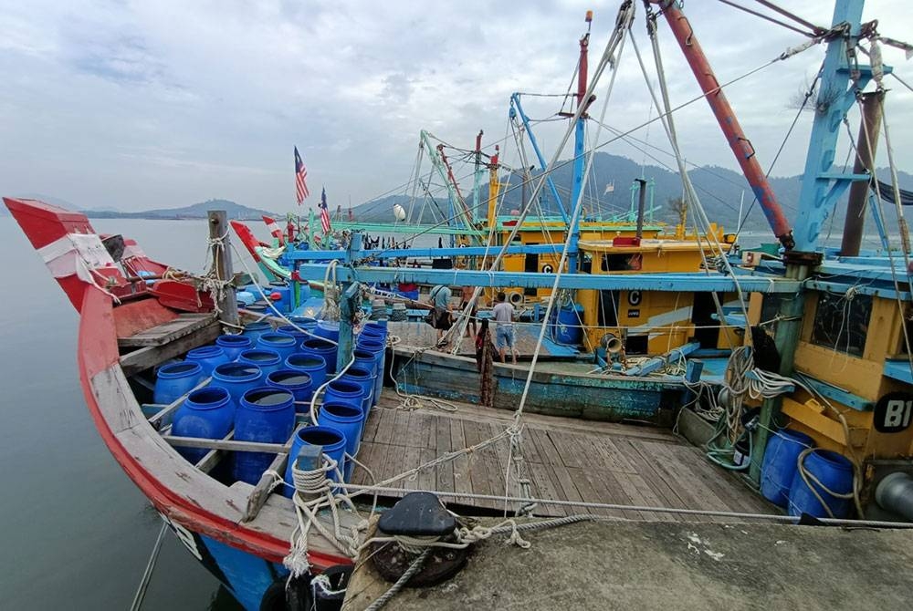 Antara bot pukat tunda yang ditahan menerusi program Pemantauan, Kawalan dan Pengawasan Vesel Menangkap Ikan di Pantai Barat Siri 3/2023.