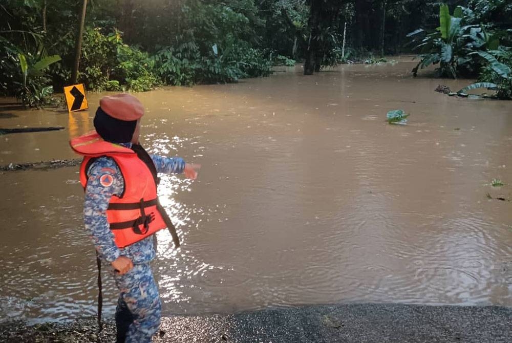 Anggota APM Muallim membuat pemantauan di Kampung Chinggong di sini yang dinaiki air berikutan air Sungai Behrang melimpah akibat hujan lebat pada Jumaat. - Foto APM Muallim