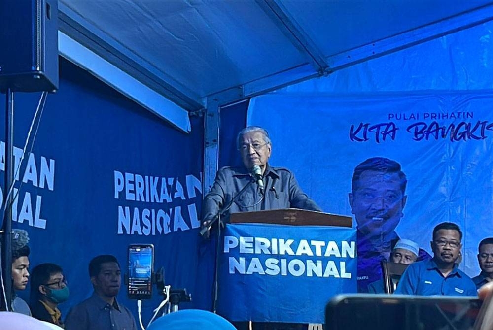 Dr Mahathir ketika berucap pada Grand Finale Ceramah Mega PN di Taman Kempas Utama, di sini pada Jumaat malam.