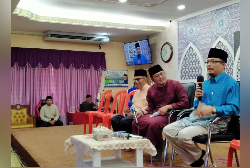 Mohammad Kazim (kanan) ketika menyampaikan kuliah di hadapan lebih 700 orang yang hadir melawat Pusat Pendidikan Al-Barakah pada Sabtu.