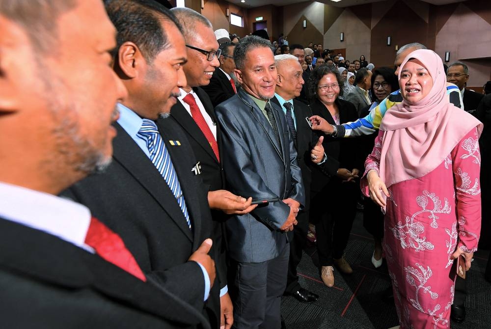 Fadhlina beramah mesra bersama peserta seminar di Dewan Kuliah Utama Fakulti Pengajian Quran dan Sunnah, USIM pada Sabtu. - Foto Bernama