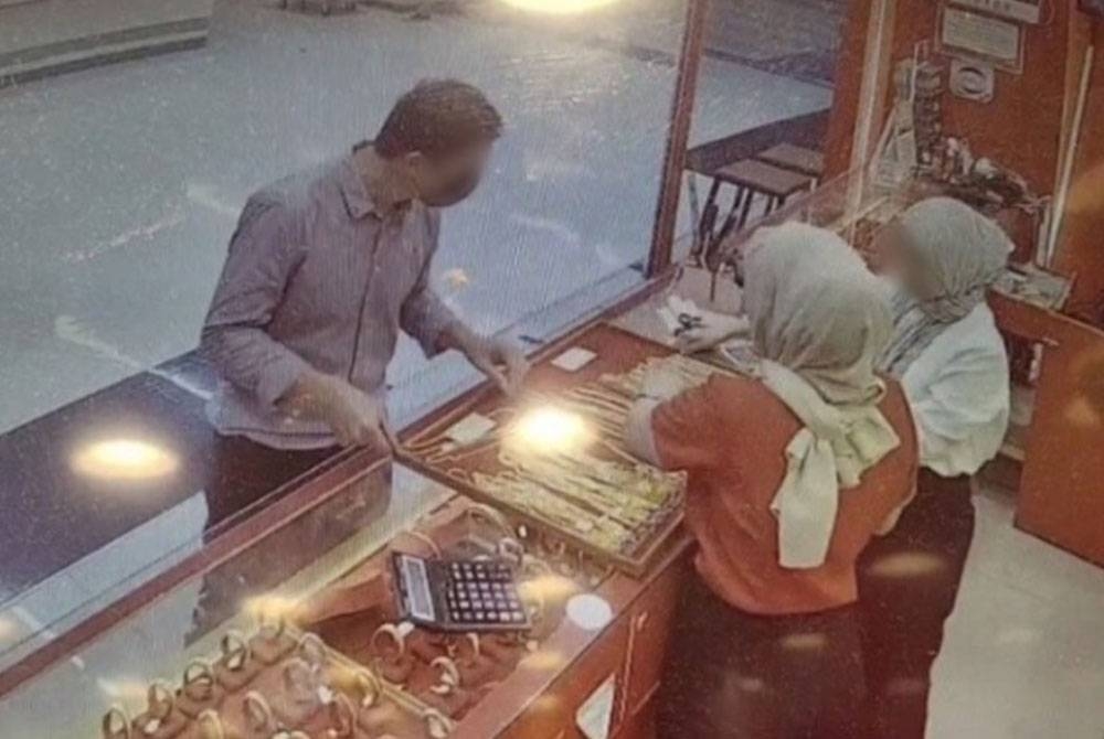 Rakaman CCTV menunjukkan suspek berada di kedai emas di Rama IV Road. - Agensi