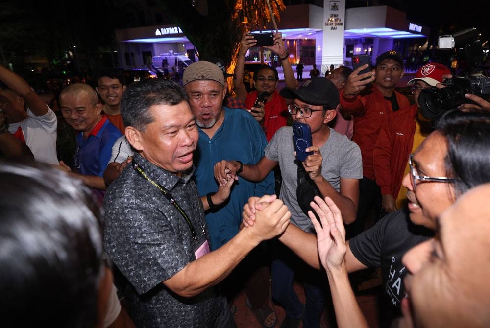 Nazri meraikan kemenangan bersama penyokong PH-BN selepas pengumuman keputusan rasmi Pilihan Raya Kecil N13 DUN Simpang Jeram di Dewan Jubli Intan Sultan Ibraham, Muar malam ini. - Foto Bernama