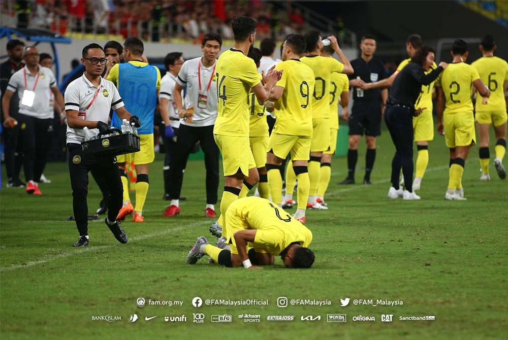 Faisal sujud syukur selepas jaringkan gol ketika berdepan China pada aksi persahabatan di Stadium Phoenix Hill, Chengdu. - Foto FB FAM