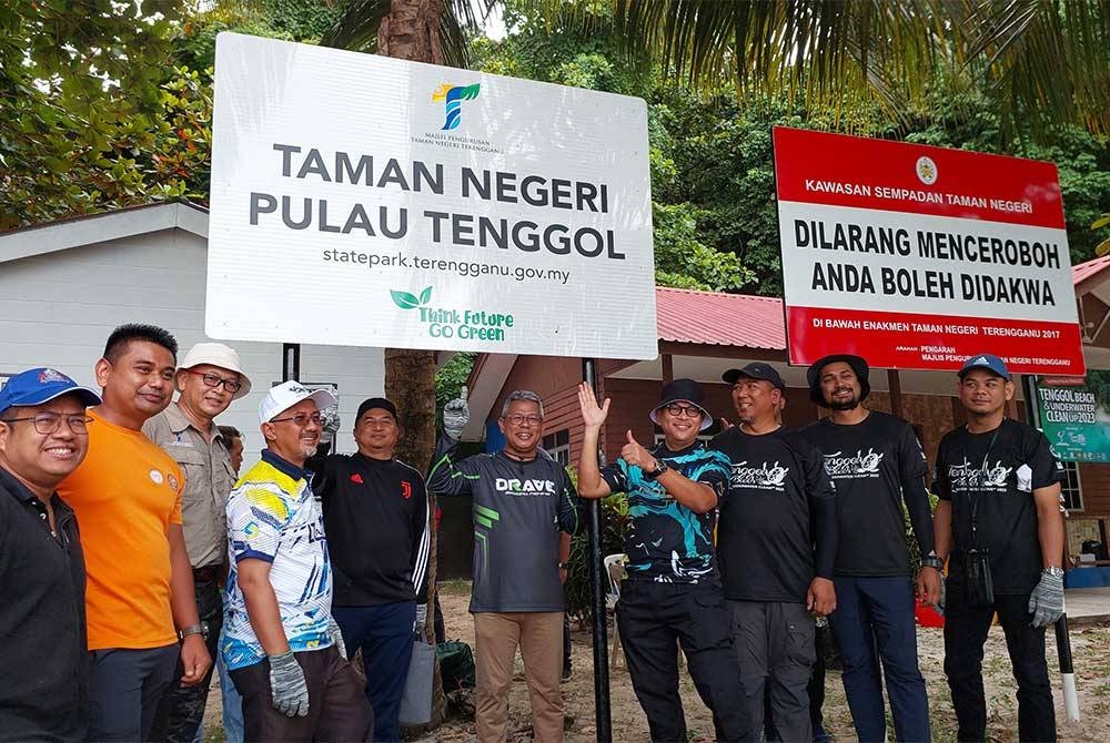 Tengku Farok Hussin (tiga dari kanan) ketika program Tenggol Beach and Underwater Clean Up di Pulau Tenggol