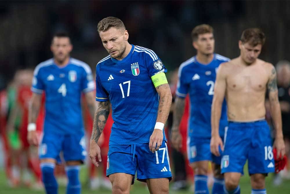 Reaksi kecewa Immobile (depan) dan rakan sepasukan selepas seri dengan Macedonia. FOTO: AFP