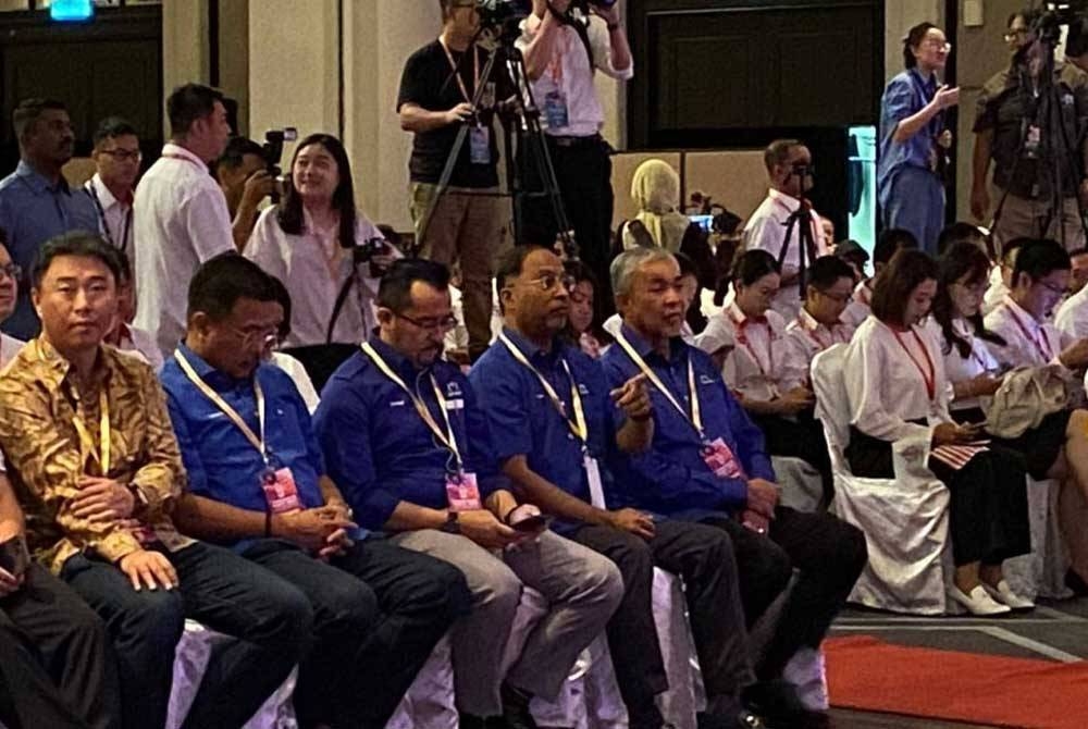 Ahmad Zahid (kiri) bersama ahli politik lain menghadiri Persidangan Tahunan DAP 2023 di Hotel Marriott, Putrajaya hari ini.