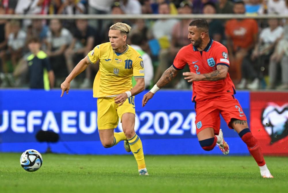 Walker (kanan) meledak gol penyamaan ketika membantu England mengikat Ukraine 1-1 dalam aksi kelayakan Euro 2024 di Wroclaw, Poland pada Ahad. - Foto EPA