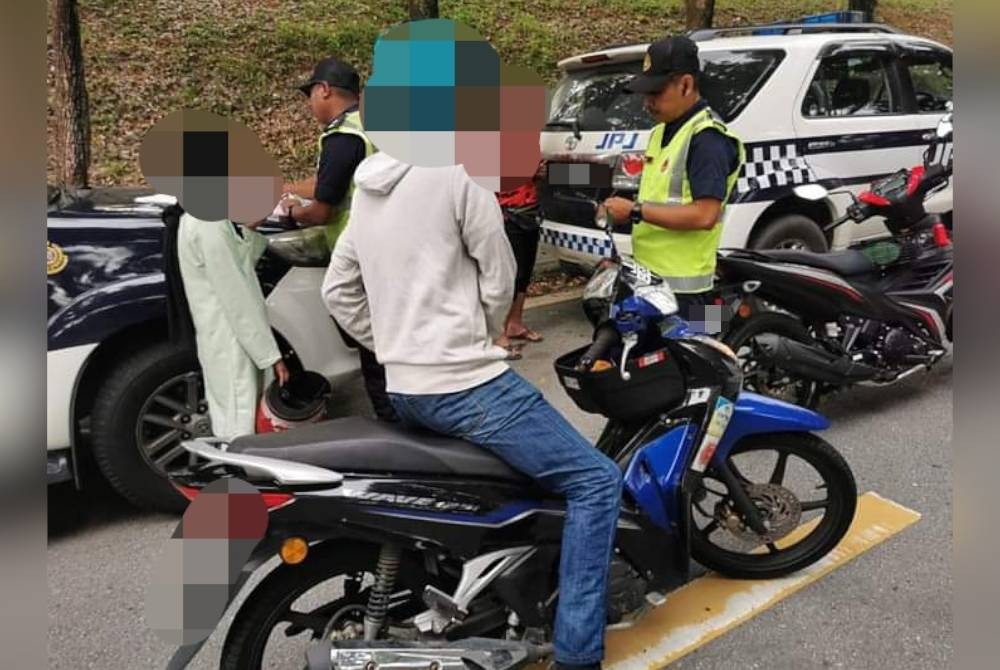 Anggota JPJ menjalankan pemeriksaan menerusi Operasi Khas Motosikal yang dijalankan pada Sabtu.