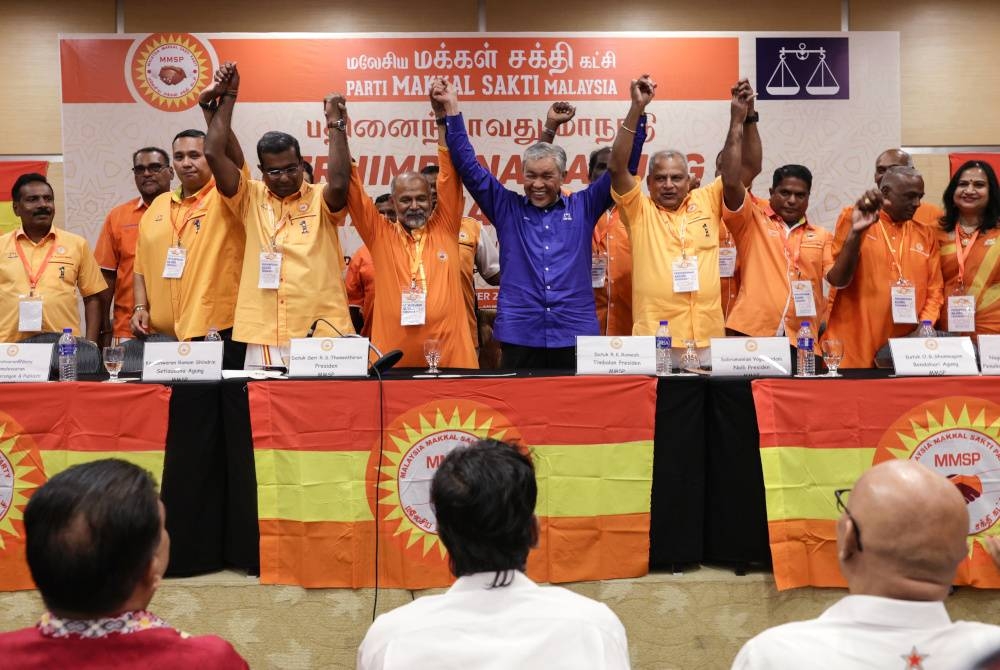 Ahmad Zahid bersama Presiden Parti Makkal Sakti, Datuk Seri RS Thanenthiran (lima dari kiri) pada Perhimpunan Agung ke-15 parti Makkal Sakti Malaysia di Pusat Dagangan Dunia (WTC) hari ini. - Foto Bernama