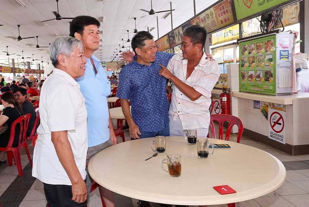 Nazri menyantuni penduduk setempat ketika sarapan pagi di sekitar Jalan Sakeh Sungai Abong pada Ahad.