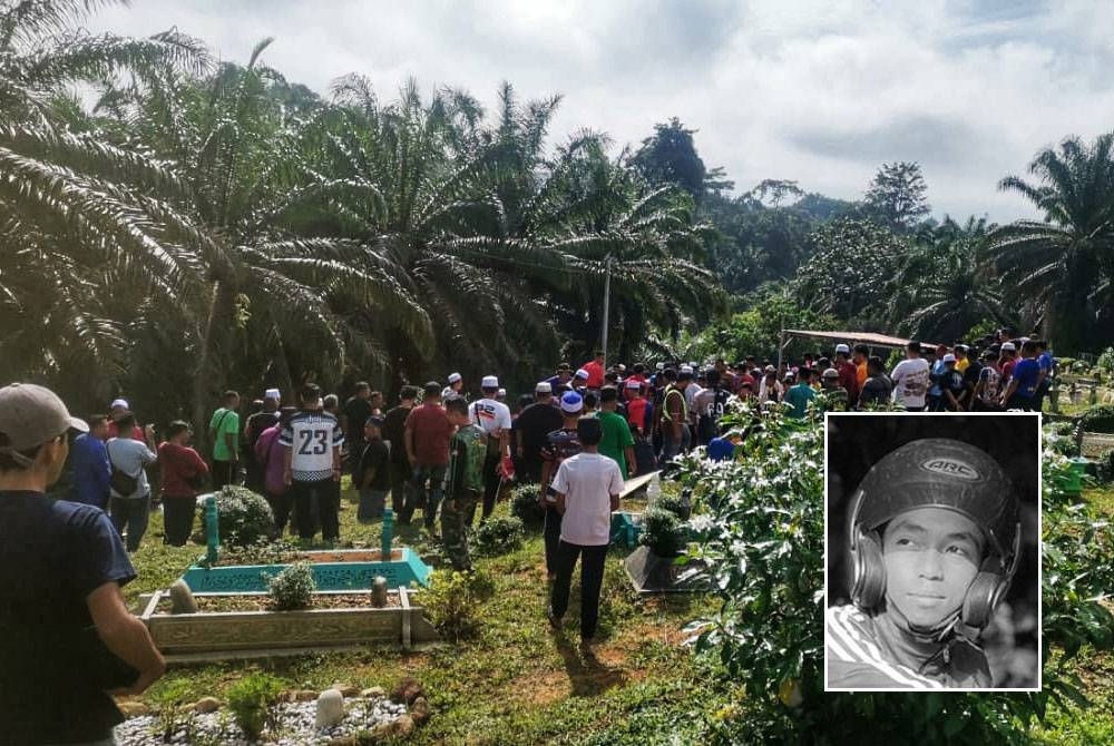 Pengebumian ketiga-tiga mangsa di Tanah Perkuburan Islam Felda Lepar Utara, Jerantut pada Ahad. Gambar kecil: Muhammad Firdaus