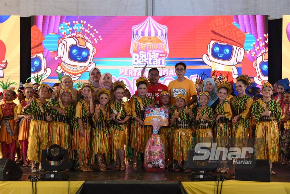 Kumpulan tarian Sekolah Kebangsaan (SK) Kampung Medan yang menjadi johan bagi pertandingan tarian di Karnival Pendidikan Sinar Bestari (KPSB) di Kompleks Kumpulan Karangkraf, di sini pada Ahad.