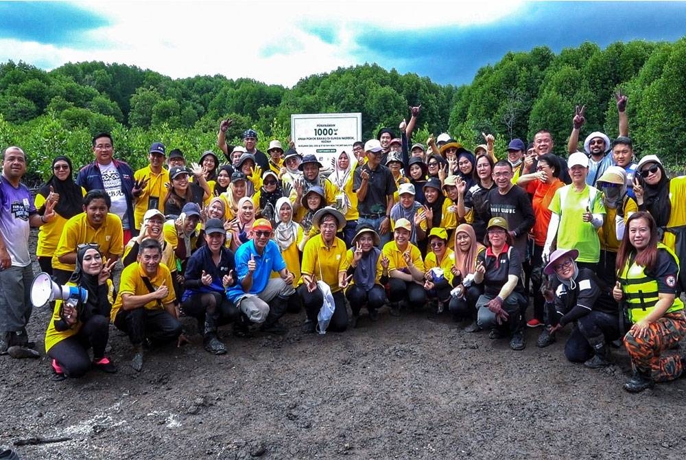 Peserta yang menyertai program penanaman 1,000 anak pokok bakau di Sungai Merbok.