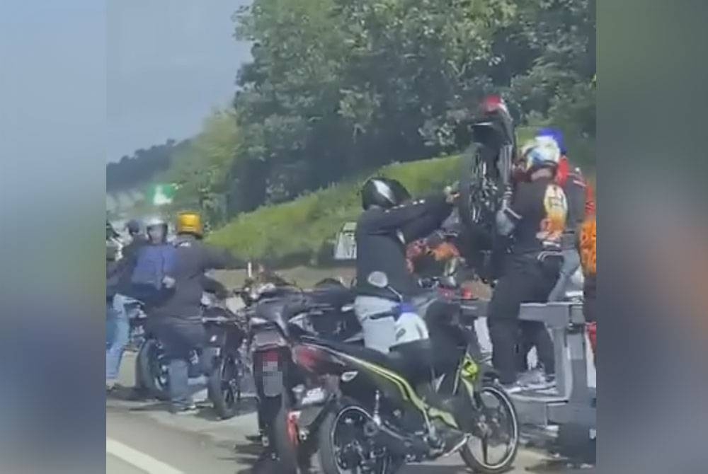 Langkap layar penunggang motosikal yang menangkap motosikal melepasi penghadang di jalan LPT tular di Facebook pada Ahad.